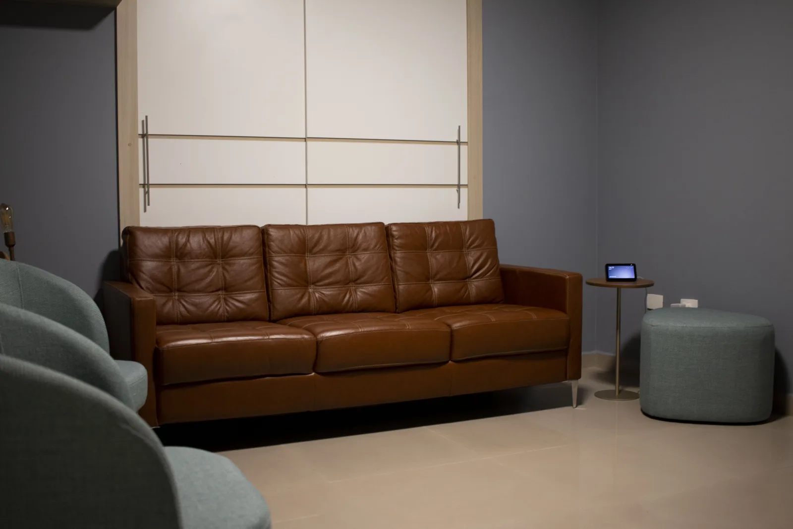 Sala de espera do espaço Core Health, com sofá de couro e poltronas